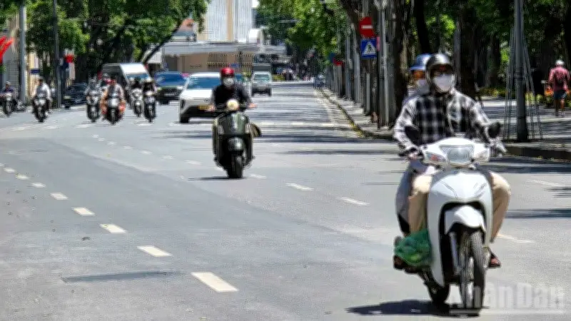 Miền Bắc và Trung Bộ hứng chịu đợt nắng nóng lịch sử, nhiều nơi vượt 40 độ C