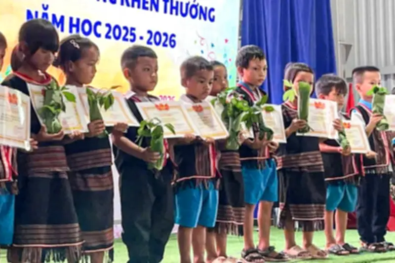 Món quà đặc biệt của học sinh giỏi ở trường vùng cao trong ngày bế giảng