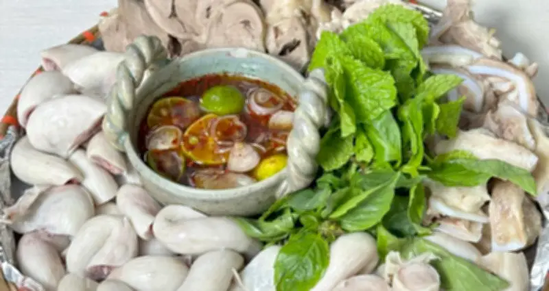 Mẹo chọn và luộc tràng lợn ngon giòn không hôi