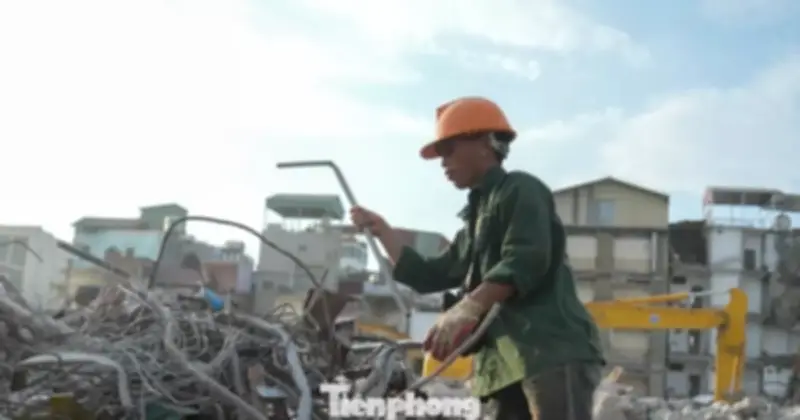 Mặt đường gần 50 độ C, lao động tự do kiệt sức giữa đợt nắng đỉnh điểm ở Hà Nội