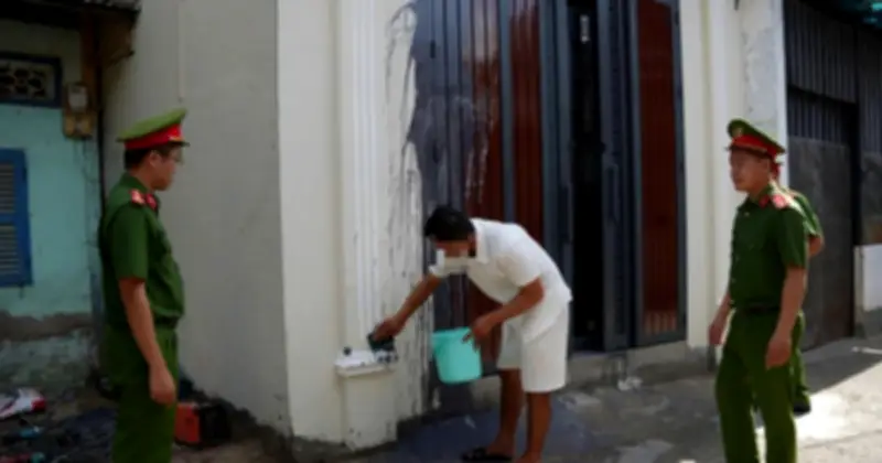 Mâu thuẫn cá nhân, thanh niên tạt sơn vào nhà dân ở Nhà Bè