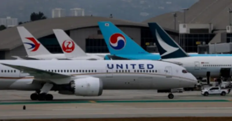 Máy bay Boeing 767 của United Airlines đụng cột đèn và xe tải khi hạ cánh tại Mỹ
