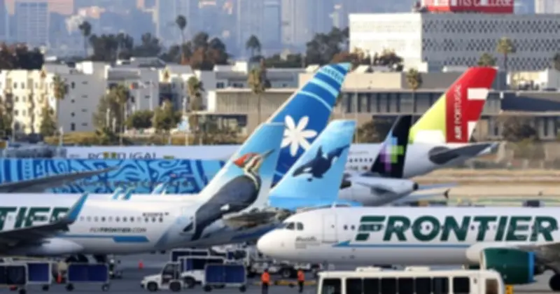 Máy bay Frontier Airlines va phải người đi bộ trên đường băng, 1 hành khách bị thương