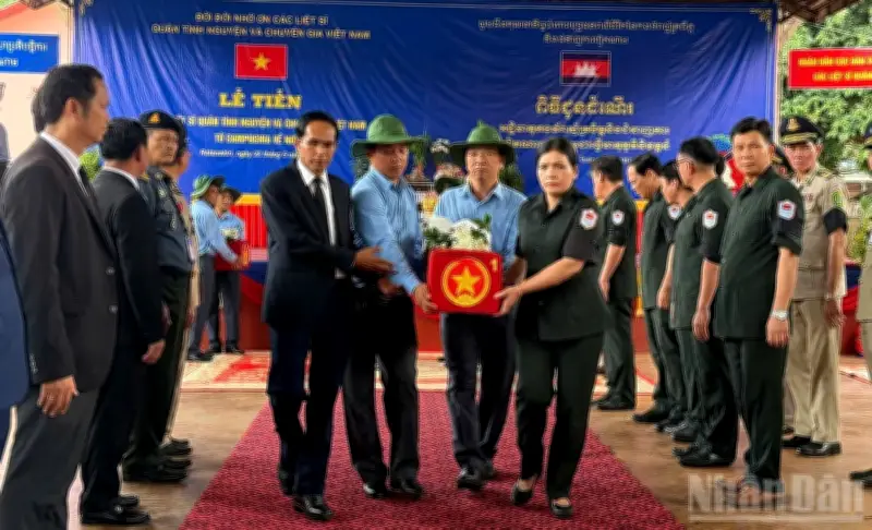 Đón 6 hài cốt liệt sĩ quân tình nguyện Việt Nam từ Campuchia về nước