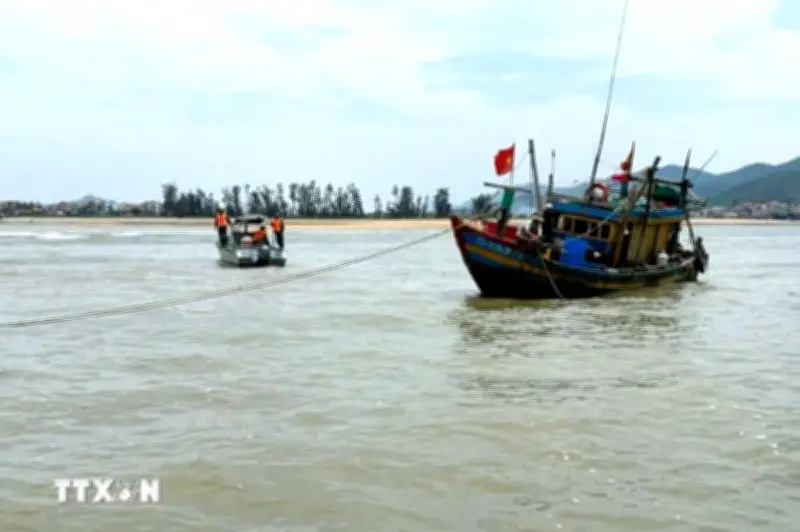 Đồn Biên phòng Quỳnh Phương cứu hộ và lai dắt tàu cá gặp nạn tại cửa Lạch Còn