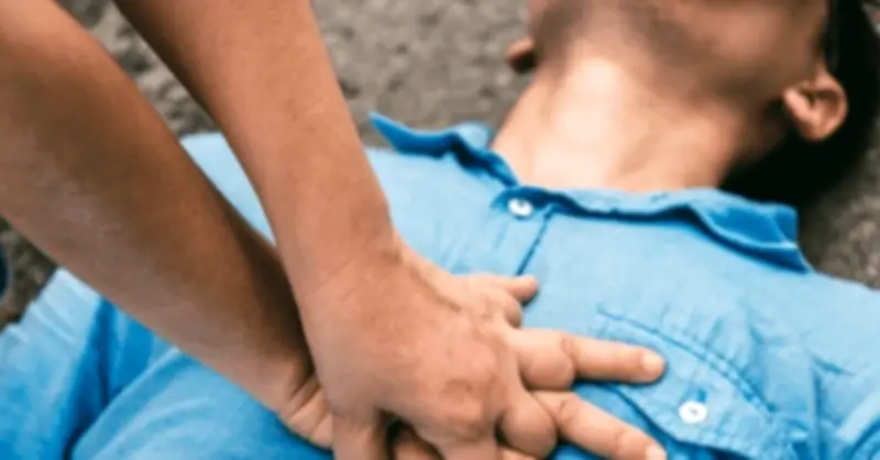 Nữ điều dưỡng đặt con mới sinh ở nhà lao ra cứu nam thanh niên ngừng tim