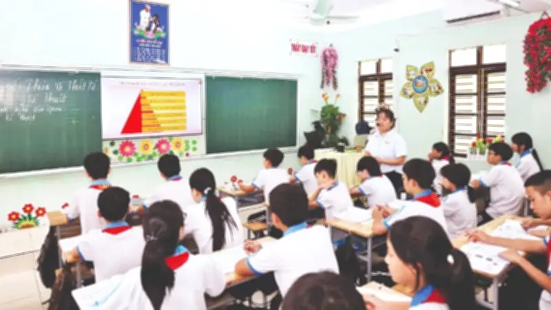 Nỗ lực phổ cập giáo dục và tăng cường dạy ngoại ngữ tại Tuyên Quang và Hà Nội