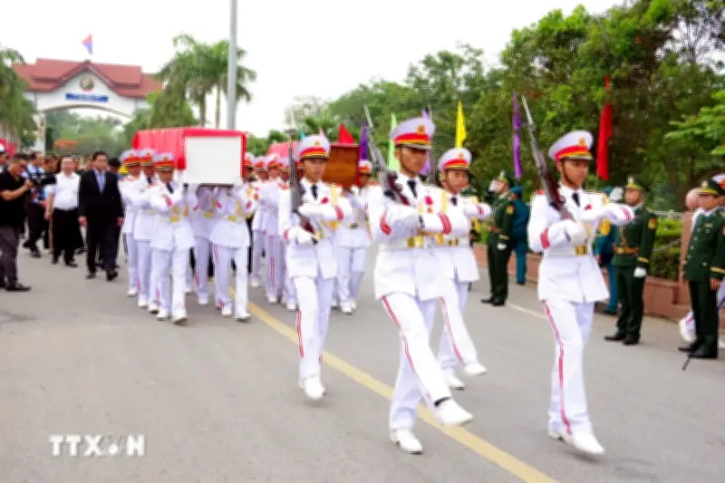 Đón nhận hai cốt liệt sỹ Việt Nam hy sinh tại Lào về nước
