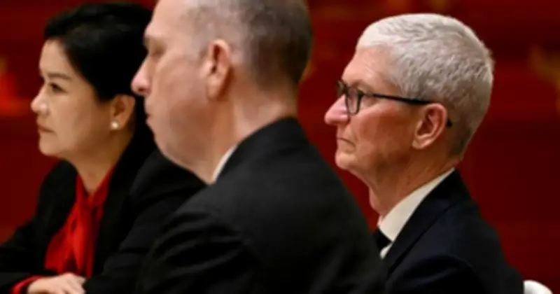 Nữ tỷ phú từ công nhân nhà máy đến chỗ ngồi giữa Tim Cook và Elon Musk