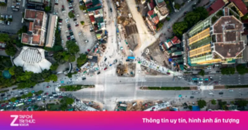 Ùn tắc tại ngã tư La Thành - Nguyễn Chí Thanh ngày đầu chắn rào thi công metro