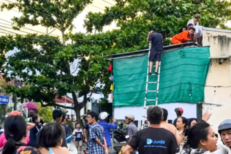 Nam sinh lớp 6 tử vong thương tâm khi leo mái tôn lấy bóng