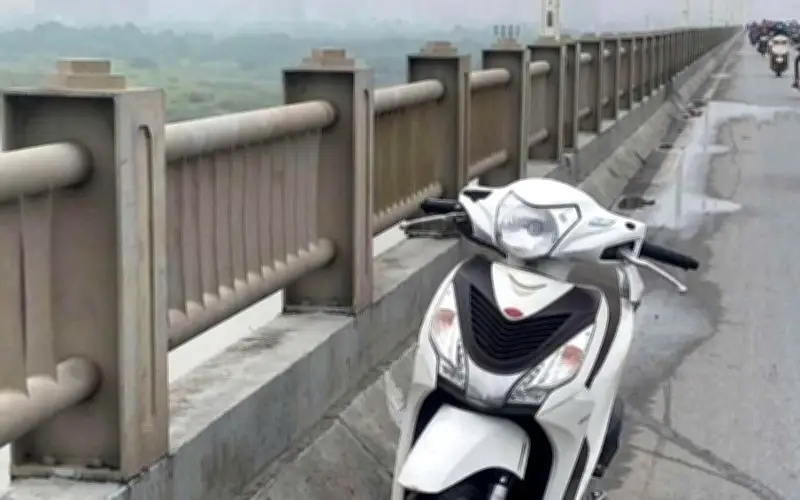 Nam thanh niên nhảy cầu Vĩnh Tuy xuống sông Hồng được cứu sống