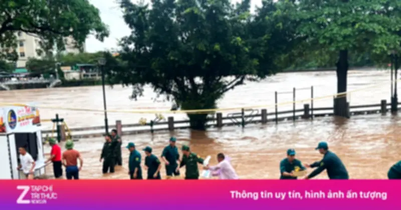 Nước sông Ka Long dâng cao, bộ đội biên phòng hỗ trợ người dân di dời tài sản