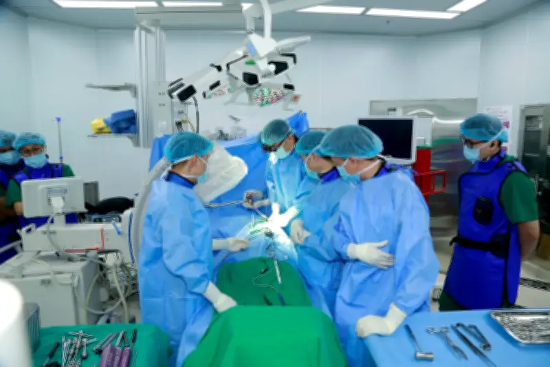 Ứng dụng robot và định vị 3D trong phẫu thuật cột sống tại Việt Nam