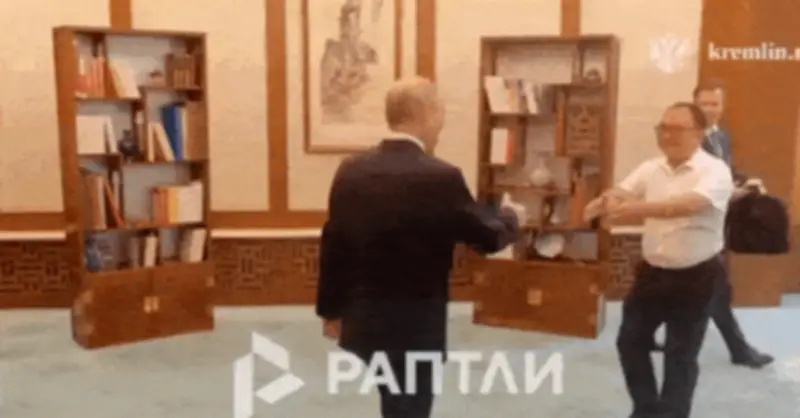 Ông Putin gặp lại cậu bé Trung Quốc từng chụp ảnh cùng cách đây 26 năm