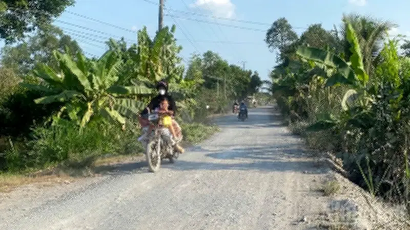 Đồng Tháp: Đường bờ đông kênh Kỳ Son ùn ứ vì nhà thầu bỏ dở