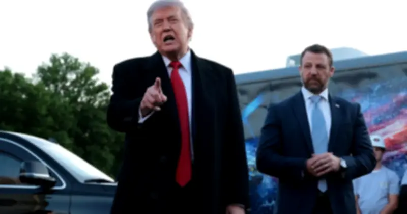 Ông Trump đe dọa áp thuế 25% lên hàng EU, Tòa án Mỹ bác thuế toàn cầu
