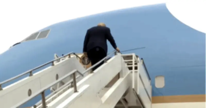 Ông Trump giơ nắm đấm thách thức khi lên máy bay rời Trung Quốc