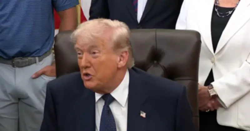 Ông Trump tạm dừng dự án tự do hỗ trợ tàu thuyền qua eo biển Hormuz