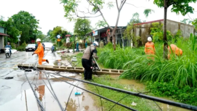 Nghệ An: Dông lốc làm hư hỏng lưới điện, hơn 480.000 khách hàng mất điện