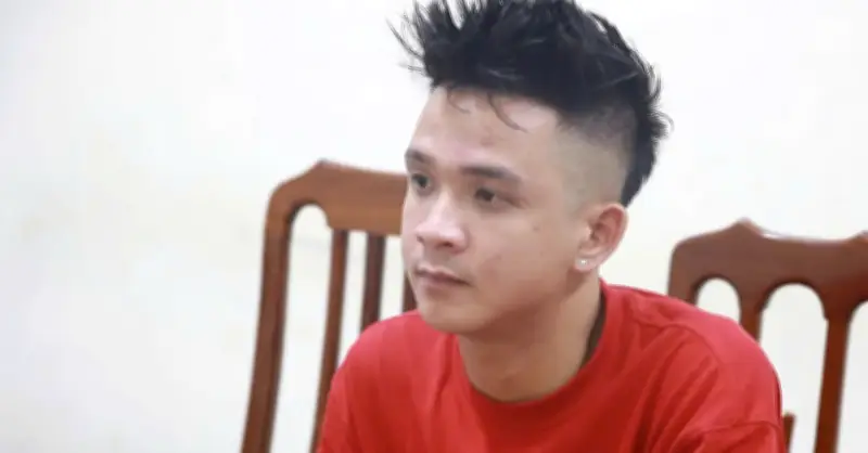 Nghệ An: Tài xế lái ô tô cán chân người đàn ông tại nhà hàng