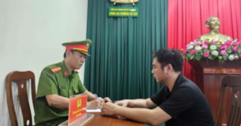 Nghi phạm cướp giật iPhone 13 Pro Max giao nộp tang vật qua tài xế xe ôm