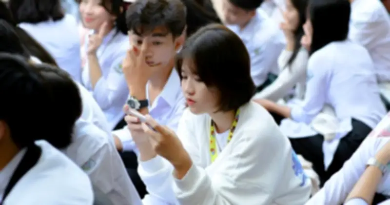 Nghiên cứu lớn tại Mỹ: Cấm điện thoại trong trường chưa chắc cải thiện điểm số