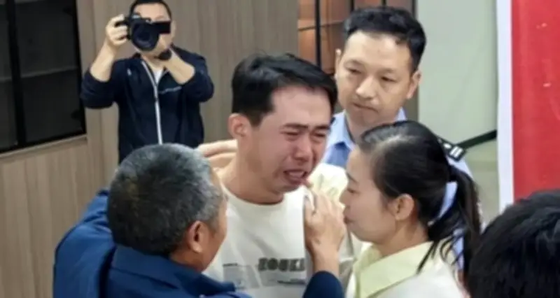 Người cha khóc nức nở khi gặp lại con trai bị bắt cóc 35 năm trước