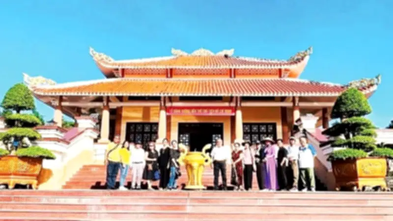 Người dân An Thạnh thành kính dâng hương tưởng nhớ Bác Hồ dịp sinh nhật 19/5