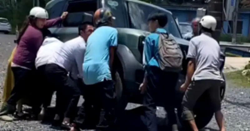 Người dân hợp sức nâng ô tô cứu nữ sinh lớp 8 mắc kẹt dưới gầm xe