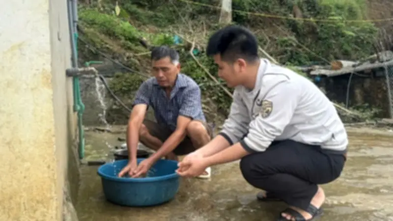 Người dân thôn Nà Vìn phấn khởi khi được sử dụng nước sạch sau nhiều năm lo lắng