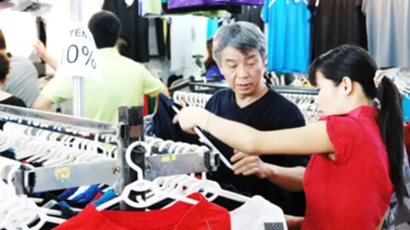 Người dân thắt chặt chi tiêu, doanh nghiệp gặp khó