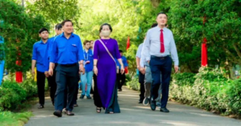 Người dân Vĩnh Long thành kính viếng Bác nhân 136 năm ngày sinh