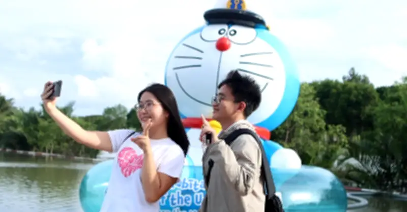 Người dân xếp hàng check-in loạt tượng Doraemon gây sốt ở TP.HCM