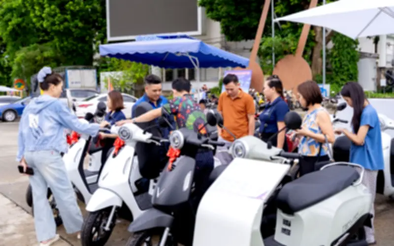 Người dùng VinFast chia sẻ trải nghiệm xe điện: Không lo hết pin giữa đường, đi đâu cũng dễ nạp năng lượng