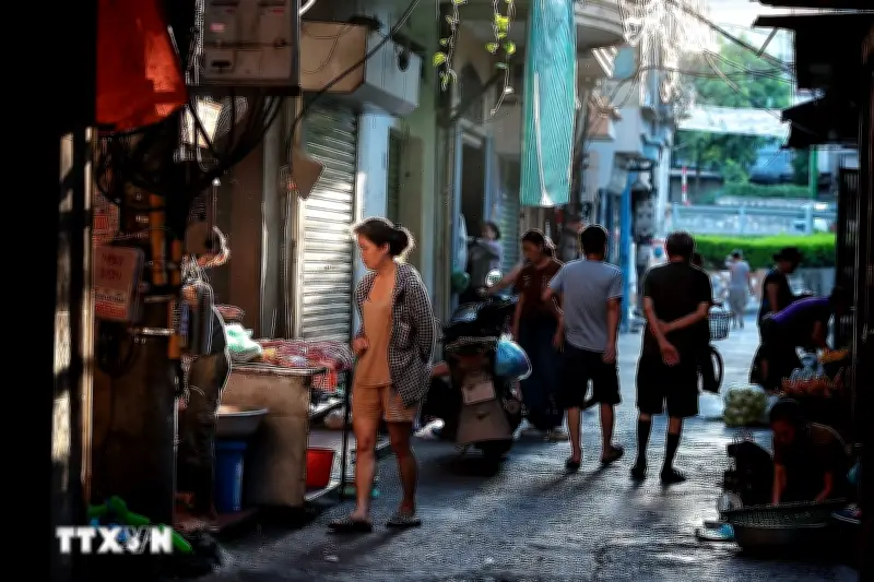 Người Hà Nội chạy đua trong thời tiết cao điểm nắng nóng