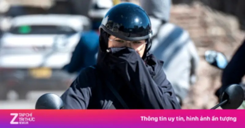 Người đi xe máy dưới trời 40 độ C phải chịu đựng điều gì?