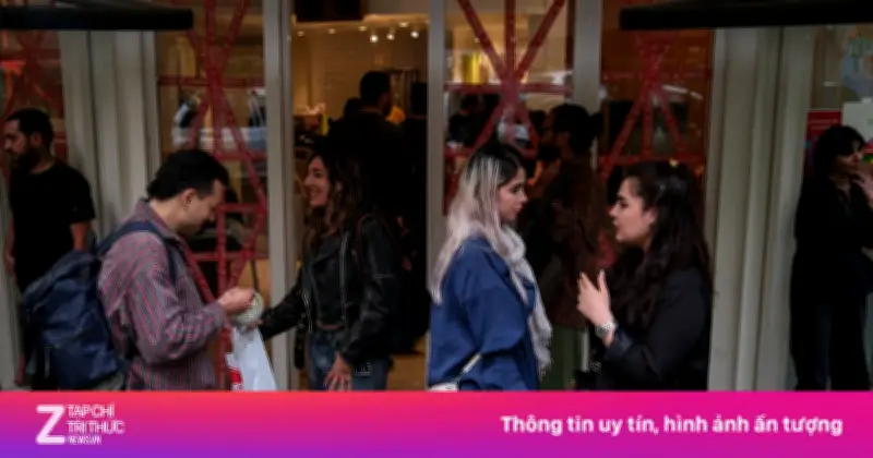 Người Iran tìm niềm vui giá rẻ trong quán cà phê thời chiến
