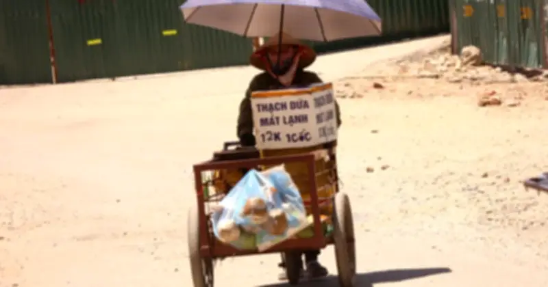 Người lao động chật vật mưu sinh giữa 'chảo lửa' 40 độ C Hà Nội