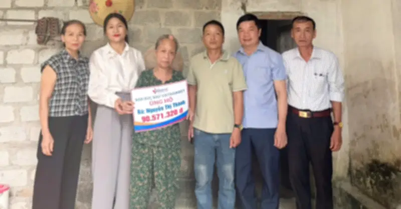 Người mẹ mang khối u nuôi con bại liệt được bạn đọc hỗ trợ hơn 90 triệu đồng