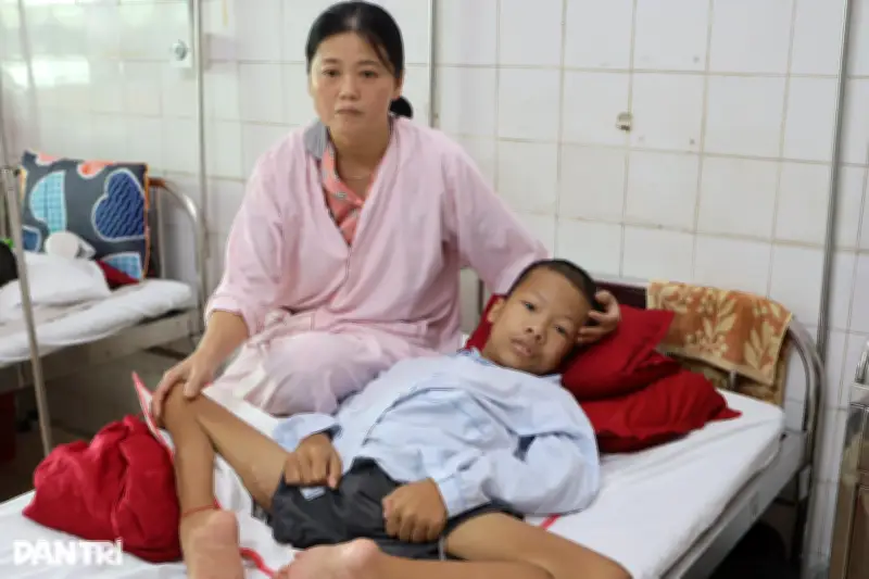 Người mẹ Quảng Trị 'cõng' con bệnh tan máu bẩm sinh đi viện suốt 17 năm