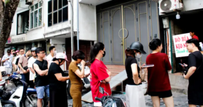 Người đàn ông bán bò bía có thói quen lạ: Khách chờ cả tiếng để mua