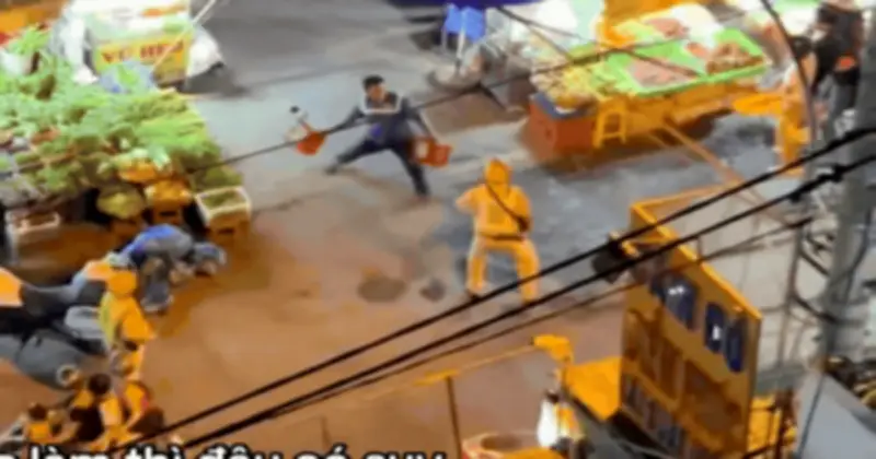 Người đàn ông cầm ghế nhựa tranh cãi với CSGT ở TP.HCM