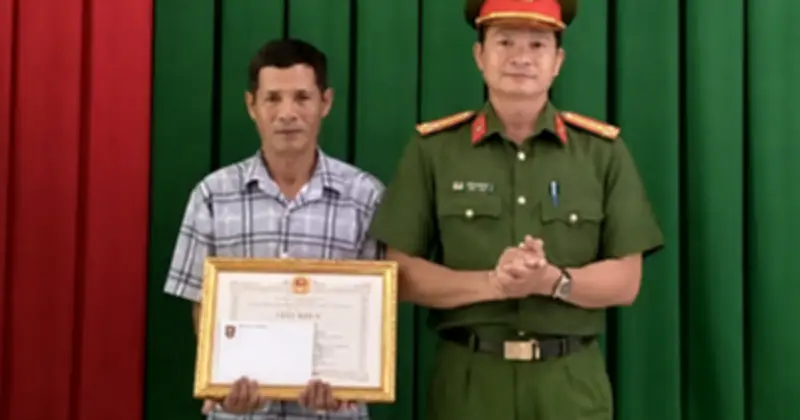 Người đàn ông dũng cảm nhảy sông cứu cô gái trẻ tự tử ở Vĩnh Long