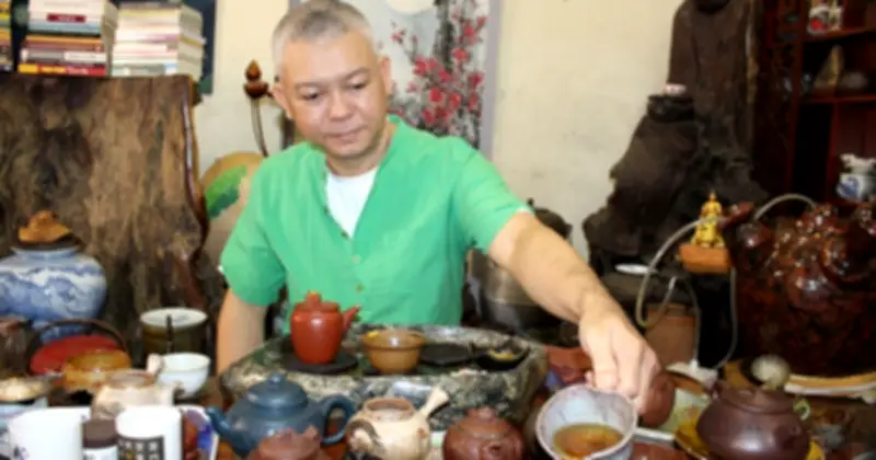 Người đàn ông dùng vàng 'vá' ký ức: Tái sinh gốm vỡ thành tác phẩm nghệ thuật