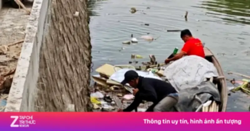 Người đàn ông đổ gần 100 vỏ chai bia xuống sông tại Huế bị xử phạt