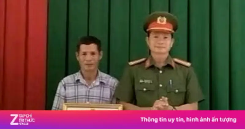 Người đàn ông lao xuống sông cứu nữ sinh tự tử được khen thưởng
