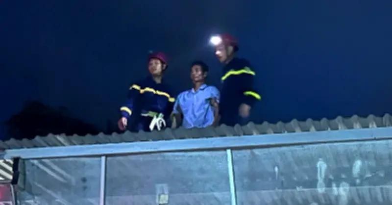 Người đàn ông leo lên nóc bệnh viện, CSGT treo cao 4m giải cứu