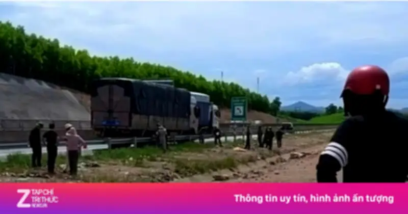 Người đàn ông tử vong cạnh xe tải trên cao tốc Bắc - Nam tại Quảng Trị