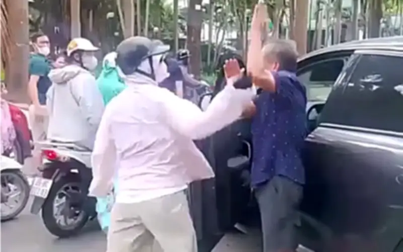 Người phụ nữ chửi tục, hành hung tài xế ô tô sau va chạm bị mời lên công an